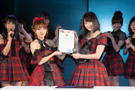 横山由依（右）继承高桥南（左）成AKB48新一任总监督