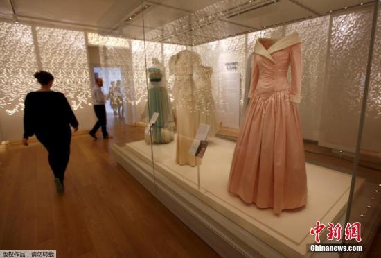 资料图：当地时间2017年2月22日，英国伦敦，肯辛顿宫举办戴安娜王妃经典时装展览，展出其穿着过的25件裙装，纪念其逝世20周年。